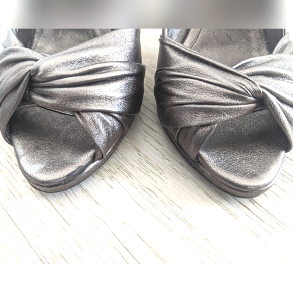 BURBERRY ITCALFAR14STE Metallic Taupe Leather Open-Toe Pumps, Twist Detail; 38 - Picture 5 of 16